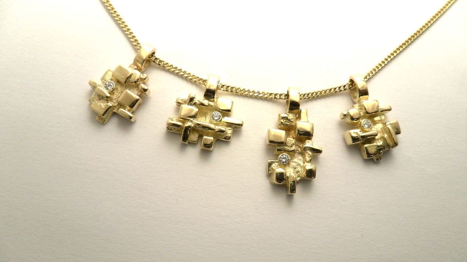 Geelgouden hangers met diamant, voor 4 zussen. gemaakt uit oude sieraden van moeder en schoonmoeder. Gietwerk. 12mm, 14mm hoog. Goudsmid Hans Rietman